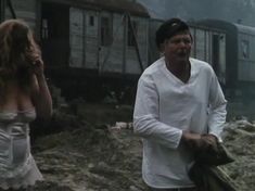 Елена Смолина засветила грудь в сериале «Конь Белый» фото #18