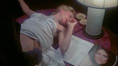 Голая писька Жанны Коллетен в фильме «Эммануэль» фото #5