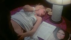 Голая писька Жанны Коллетен в фильме «Эммануэль» фото #6