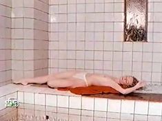 Голые сиськи Жанны Эппле в фильме «Заряженные смертью» фото #1