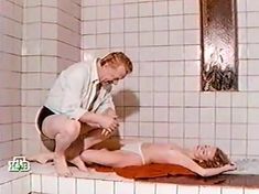 Голые сиськи Жанны Эппле в фильме «Заряженные смертью» фото #2