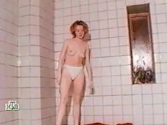 Голые сиськи Жанны Эппле в фильме «Заряженные смертью» фото #6