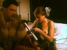 Ивона Катажина Павлак показала голую грудь в фильме «Седая легенда» фото #13