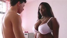 Шикарная голая грудь Имануэлль Гривес в фильме «Только порядочные люди» фото #1