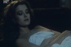 Ирина Алферова показала голую грудь в фильме «Любовные письма с подтекстом» фото #7