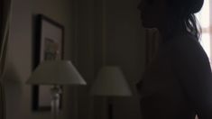 Голая грудь Кадии Сараф в сериале «По ту сторону» фото #1