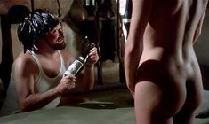 Полностью голая Карла Романелли в фильме «Чувственная медсестра»