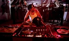 Полностью голая Карла Романелли в фильме «Чувственная медсестра»