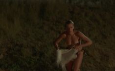 Голая грудь Катерины Шпицы в фильме «Крымский мост. Сделано с любовью!» фото #3