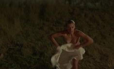 Голая грудь Катерины Шпицы в фильме «Крымский мост. Сделано с любовью!» фото #4