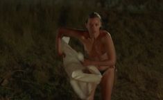 Голая грудь Катерины Шпицы в фильме «Крымский мост. Сделано с любовью!» фото #5