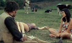 Голая грудь Катрин Важене в фильме «Не избави нас от лукавого» фото #1