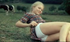 Голая грудь Катрин Важене в фильме «Не избави нас от лукавого» фото #5