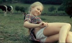 Голая грудь Катрин Важене в фильме «Не избави нас от лукавого» фото #6