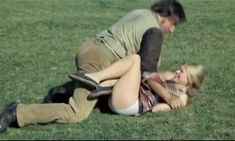 Голая грудь Катрин Важене в фильме «Не избави нас от лукавого» фото #7