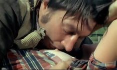 Голая грудь Катрин Важене в фильме «Не избави нас от лукавого» фото #9