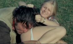 Голая грудь Катрин Важене в фильме «Не избави нас от лукавого» фото #11