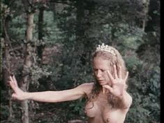 Полностью голая Конни Бут в фильме «Роман с контрабасом» фото #4