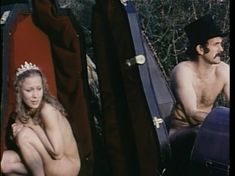 Полностью голая Конни Бут в фильме «Роман с контрабасом» фото #6