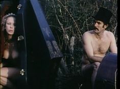 Полностью голая Конни Бут в фильме «Роман с контрабасом» фото #8