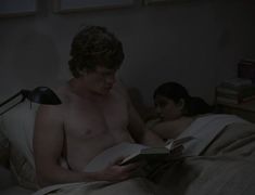 Голая грудь Кристины Венути в фильме «Коварный план Сюзан» фото #1