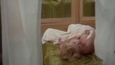 Полностью голая Кэрролл Бейкер в фильме «Приватные уроки» фото #17