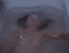 Голая грудь Лары Флинн Бойл в фильме «Коварный план Сюзан» фото #1