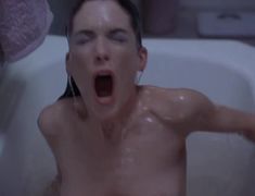 Голая грудь Лары Флинн Бойл в фильме «Коварный план Сюзан» фото #5