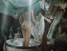 Голая попа Ларисы Белогуровой в фильме «Остров погибших кораблей» фото #3