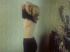 Голая грудь Ларисы Шахворостовой в фильме «Ребенок к ноябрю» фото #1