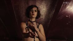 Голая грудь Лив Лиза Фрис в сериале «Вавилон-Берлин» фото #4