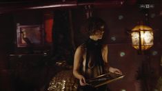 Голая грудь Лив Лиза Фрис в сериале «Вавилон-Берлин» фото #8