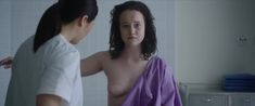 Голая грудь Лив Хьюсон в сериале «Homecoming Queens» фото #6