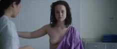 Голая грудь Лив Хьюсон в сериале «Homecoming Queens» фото #7