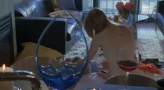 Лорен Ли Смит засветила грудь в фильме «Нормальные» фото #1