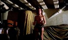 Лучана Палуцци показала голую грудь в фильме «Чувственная медсестра» фото #5