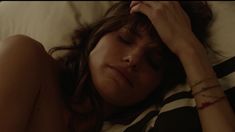 Голая грудь Лэйк Белл в сериале «Как добиться успеха в Америке»