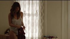 Голая грудь Лэйк Белл в сериале «Как добиться успеха в Америке»