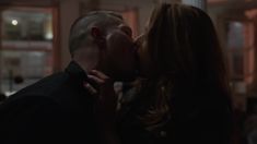 Голая грудь Люси Уолтерс в сериале «Власть в ночном городе» фото #1