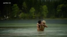 Голая грудь Мави Хёрбигер в сериале «Крупп – немецкая семья» фото #3