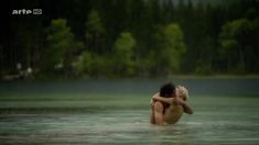 Голая грудь Мави Хёрбигер в сериале «Крупп – немецкая семья» фото #4