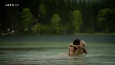 Голая грудь Мави Хёрбигер в сериале «Крупп – немецкая семья» фото #5