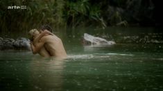 Голая грудь Мави Хёрбигер в сериале «Крупп – немецкая семья» фото #6