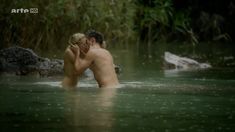 Голая грудь Мави Хёрбигер в сериале «Крупп – немецкая семья» фото #7