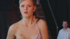 Голая грудь Марии Кононовой в фильме «Смокинг по-рязански» фото #19