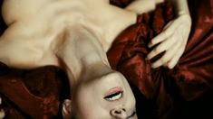 Голая грудь Марии Ясной в фильме «Сомнамбула» фото #7