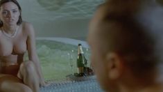 Голая грудь Марты Спиженко в фильме «Муж моей вдовы» фото #3