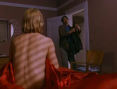 Настасья Кински случайно засветила грудь в фильме «Роковые письма» фото #10