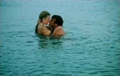 Голая грудь Натальи Масловой в фильме «Воры и проститутки. Приз – полет в космос» фото #4