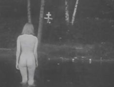 Полностью голая Наталья Суркова в фильме «Надъ озеромъ» фото #1